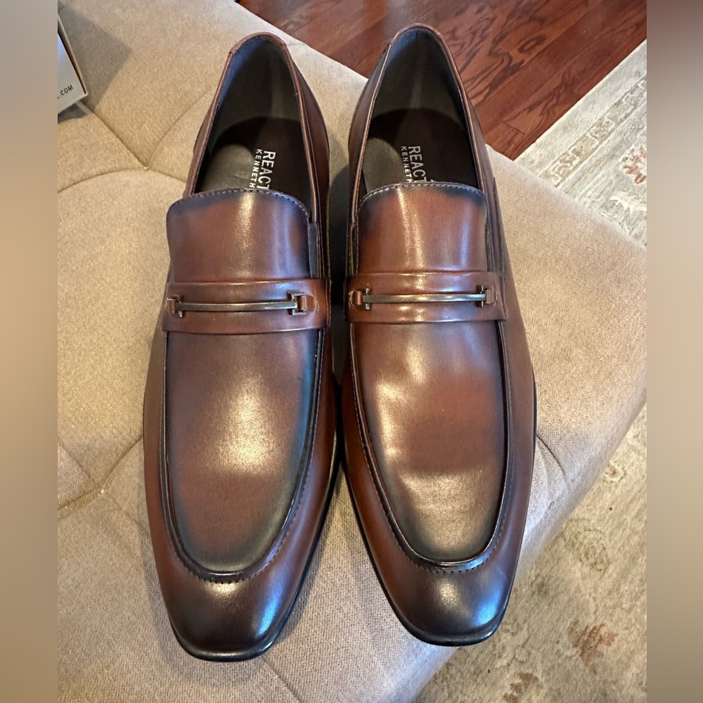 Kenneth Cole size 13 M. New. Color Brandy.